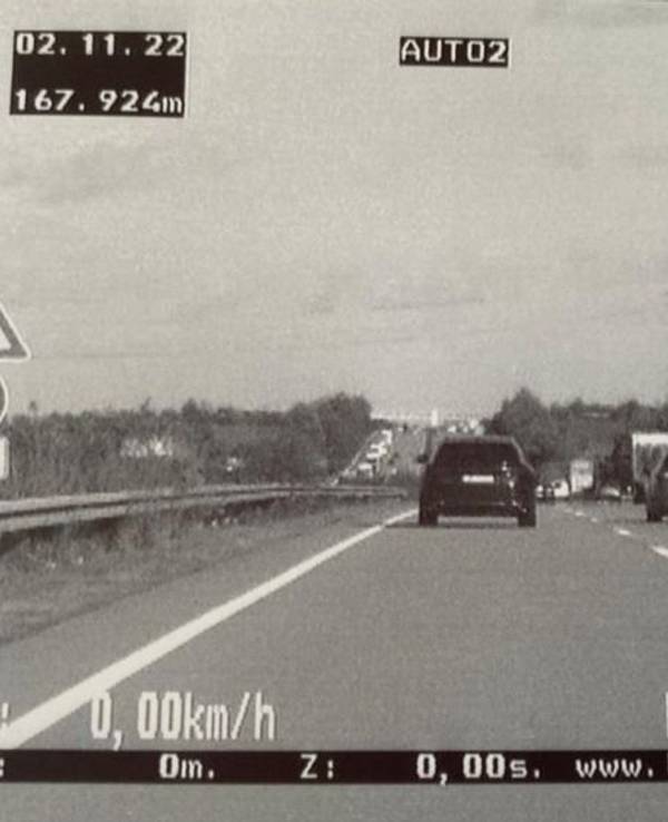 Blitzer-Foto eines Audi, der 208 km/h auf der Autobahn fährt.
