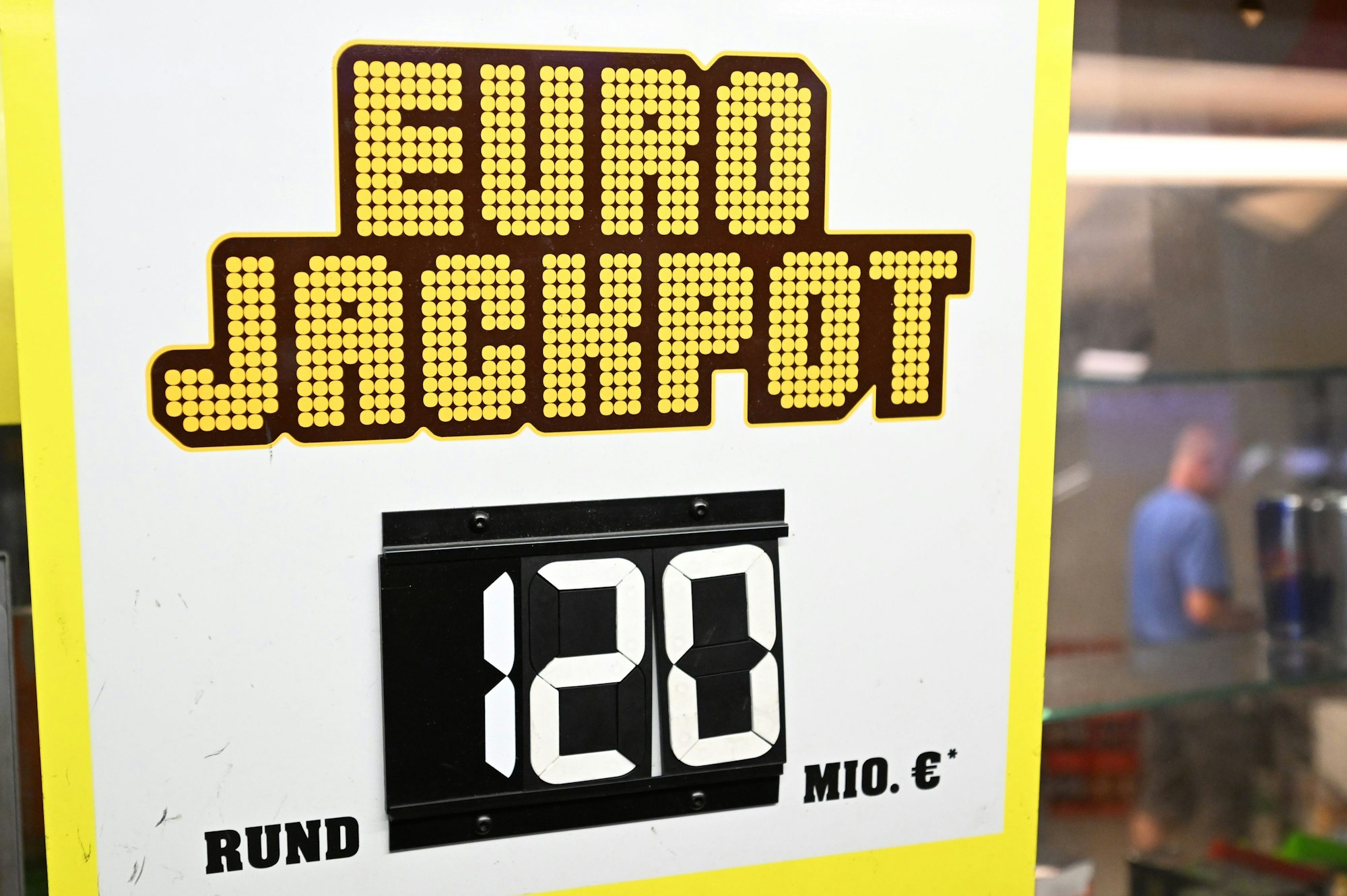 Eine Werbetafel für das Glücksspiel Eurojackpot steht an einer Annahmestelle. Mit 120 Millionen Euro ist der Eurojackpot prall gefüllt.