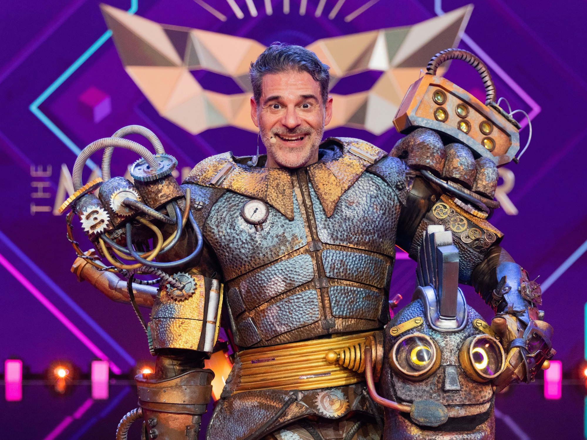 05.11.2022, Nordrhein-Westfalen, Köln: Rick Kavanian, Comedian, steht als Figur "Rosty" im Finale der Prosieben-Show "The Masked Singer" auf der Bühne. Foto: Rolf Vennenbernd/dpa +++ dpa-Bildfunk +++