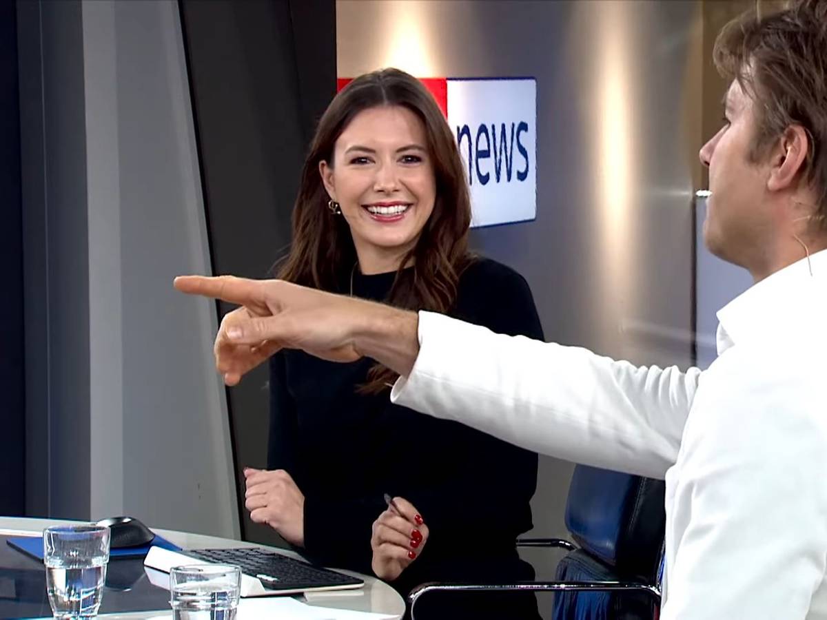 Jeremy Fragrance in einem skurrilen Interview bei Sky Sport News zu Gast bei Moderatorin Laura Winter im Studio