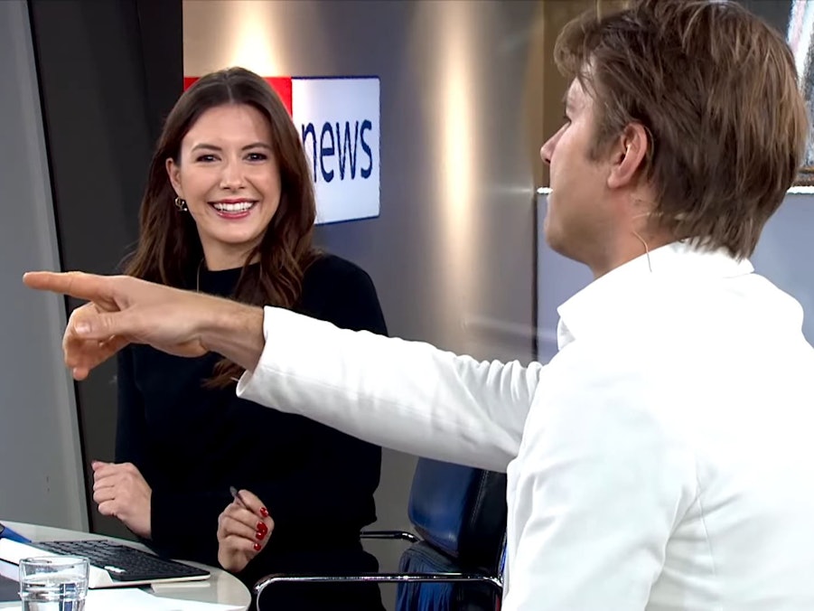 Jeremy Fragrance in einem skurrilen Interview bei Sky Sport News zu Gast bei Moderatorin Laura Winter im Studio