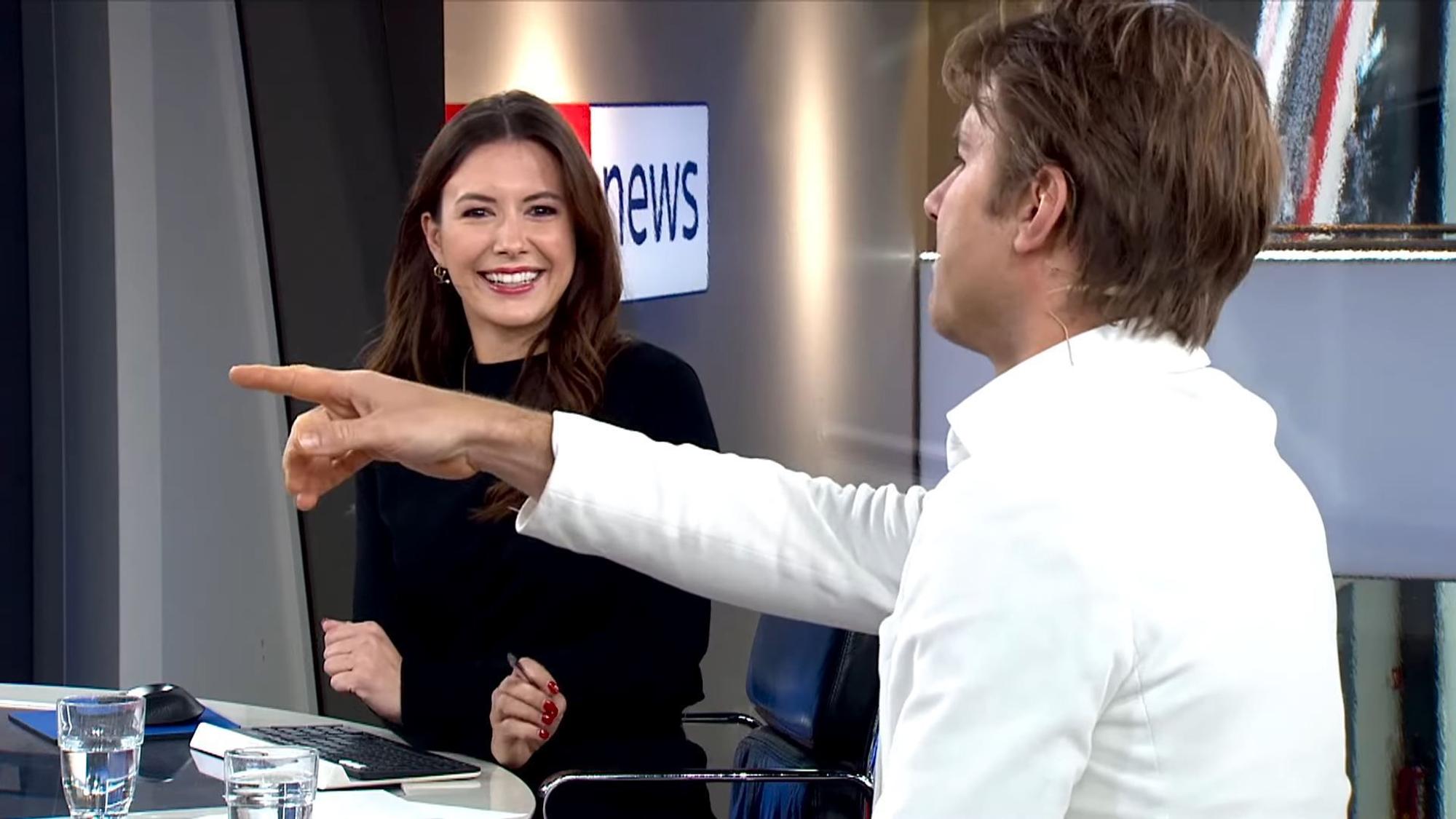 Jeremy Fragrance in einem skurrilen Interview bei Sky Sport News zu Gast bei Moderatorin Laura Winter im Studio