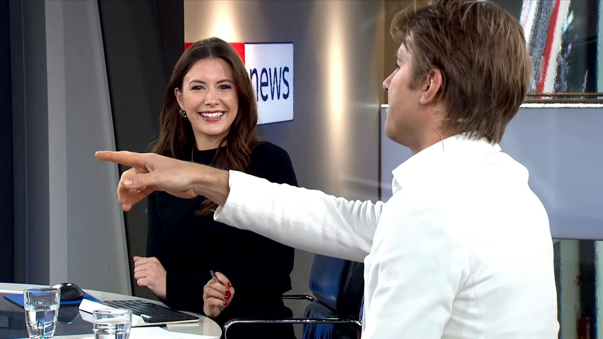 Jeremy Fragrance in einem skurrilen Interview bei Sky Sport News zu Gast bei Moderatorin Laura Winter im Studio