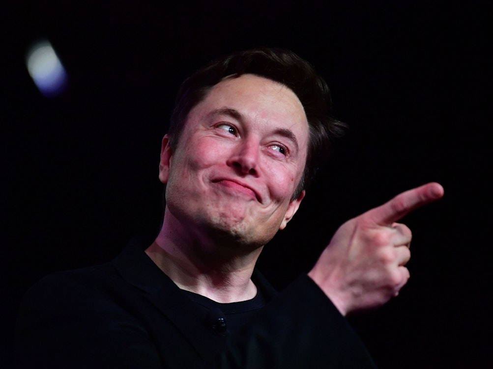 Elon Musk hat nach der Übernahme von Twitter Werbekunden gedroht. Das Foto zeigt den Tech-Milliardär bei einer Tesla-Präsentation in Kalifornien im März 2019.