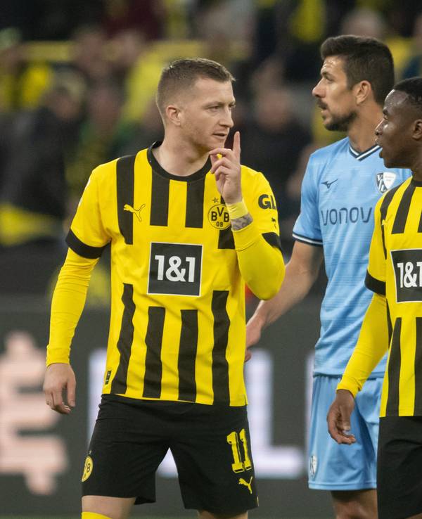 Dortmunds Marco Reus (l) spricht nach seiner Einwechslung mit Teamkollege Youssoufa Moukoko.