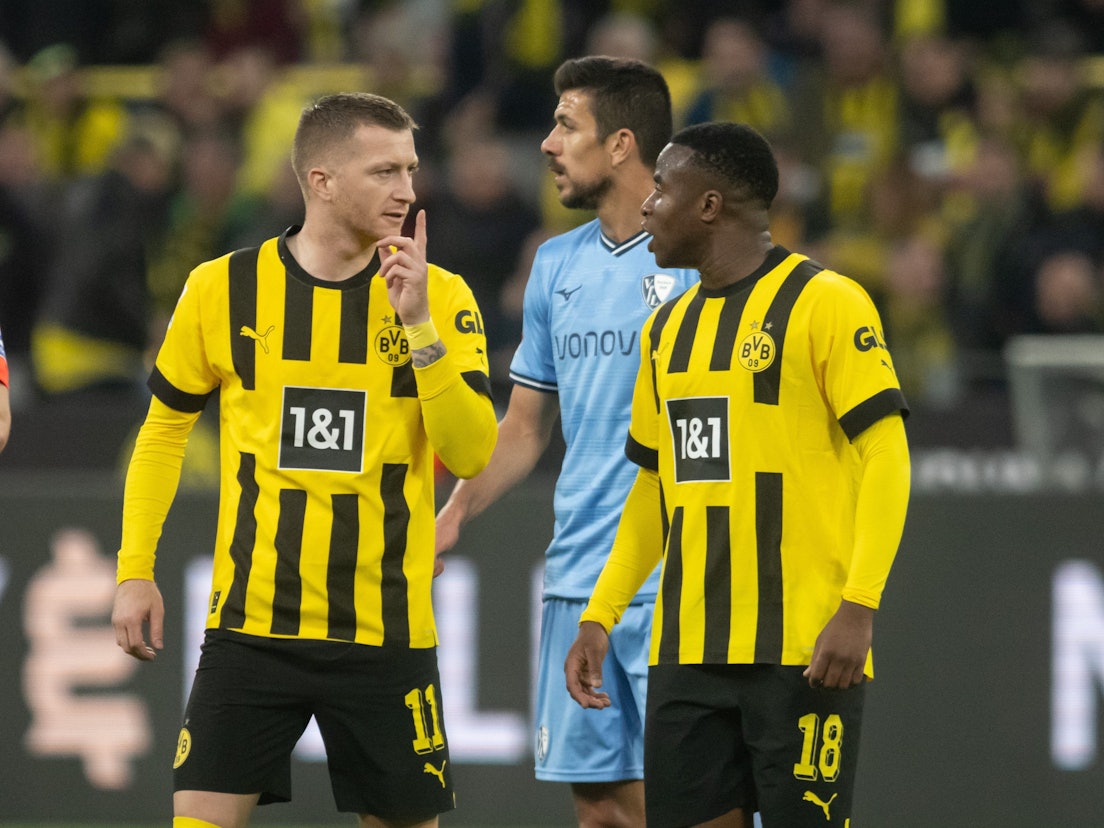 Dortmunds Marco Reus (l) spricht nach seiner Einwechslung mit Teamkollege Youssoufa Moukoko.
