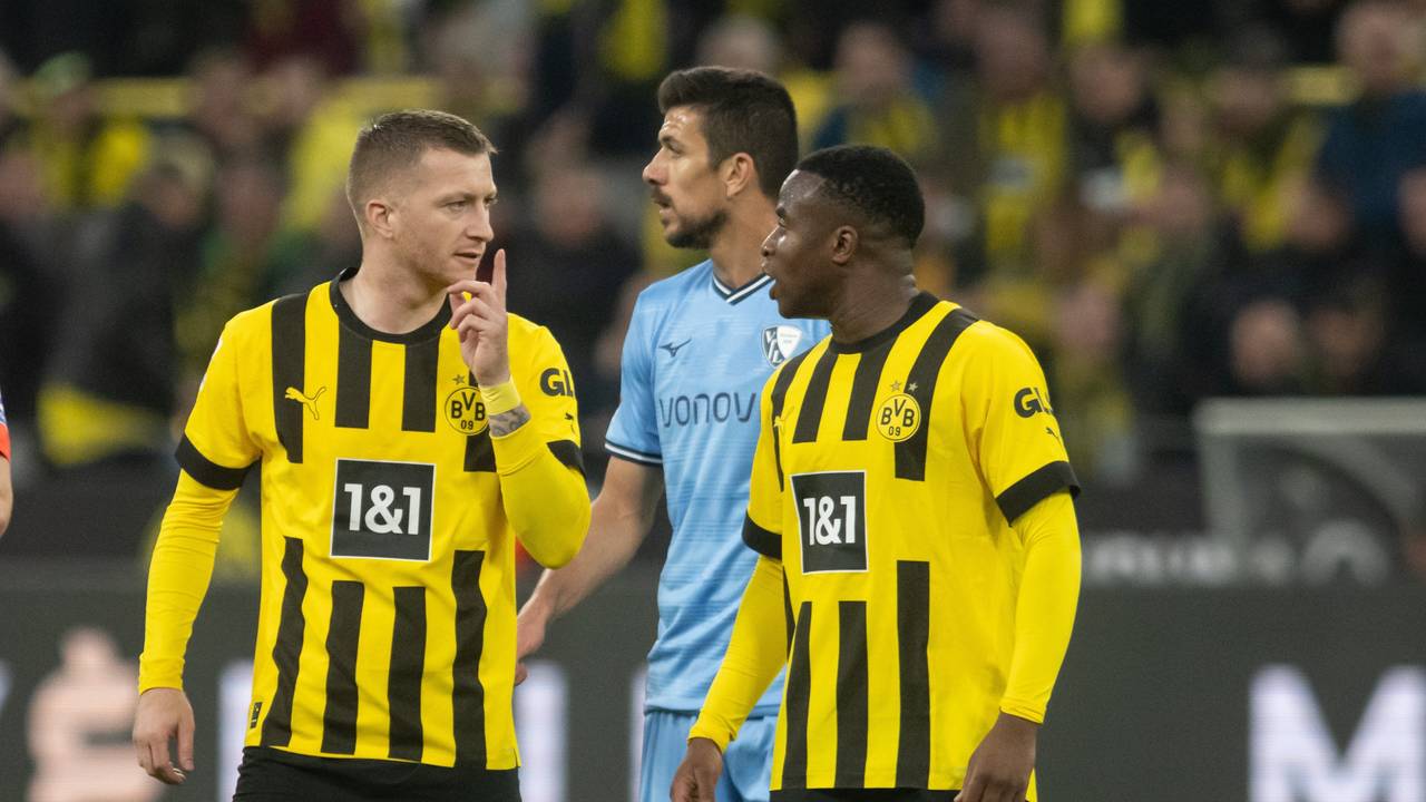Dortmunds Marco Reus (l) spricht nach seiner Einwechslung mit Teamkollege Youssoufa Moukoko.