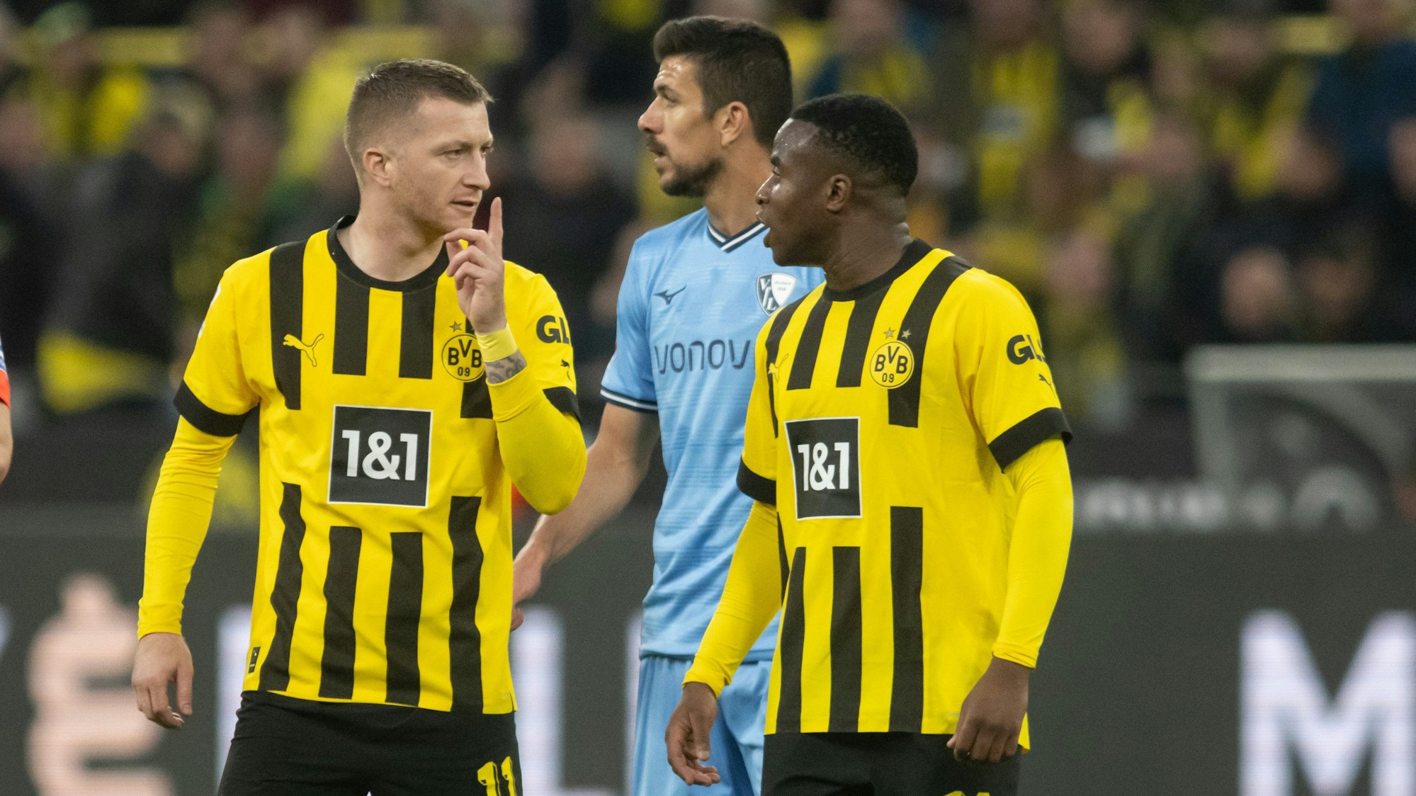 Dortmunds Marco Reus (l) spricht nach seiner Einwechslung mit Teamkollege Youssoufa Moukoko.