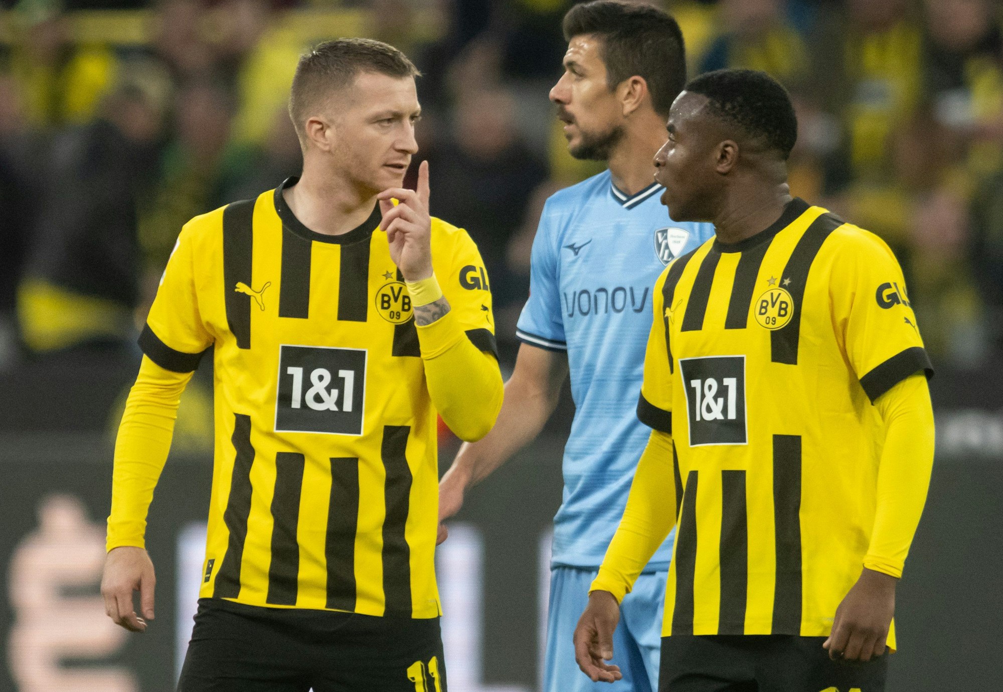 Dortmunds Marco Reus (l) spricht nach seiner Einwechslung mit Teamkollege Youssoufa Moukoko.