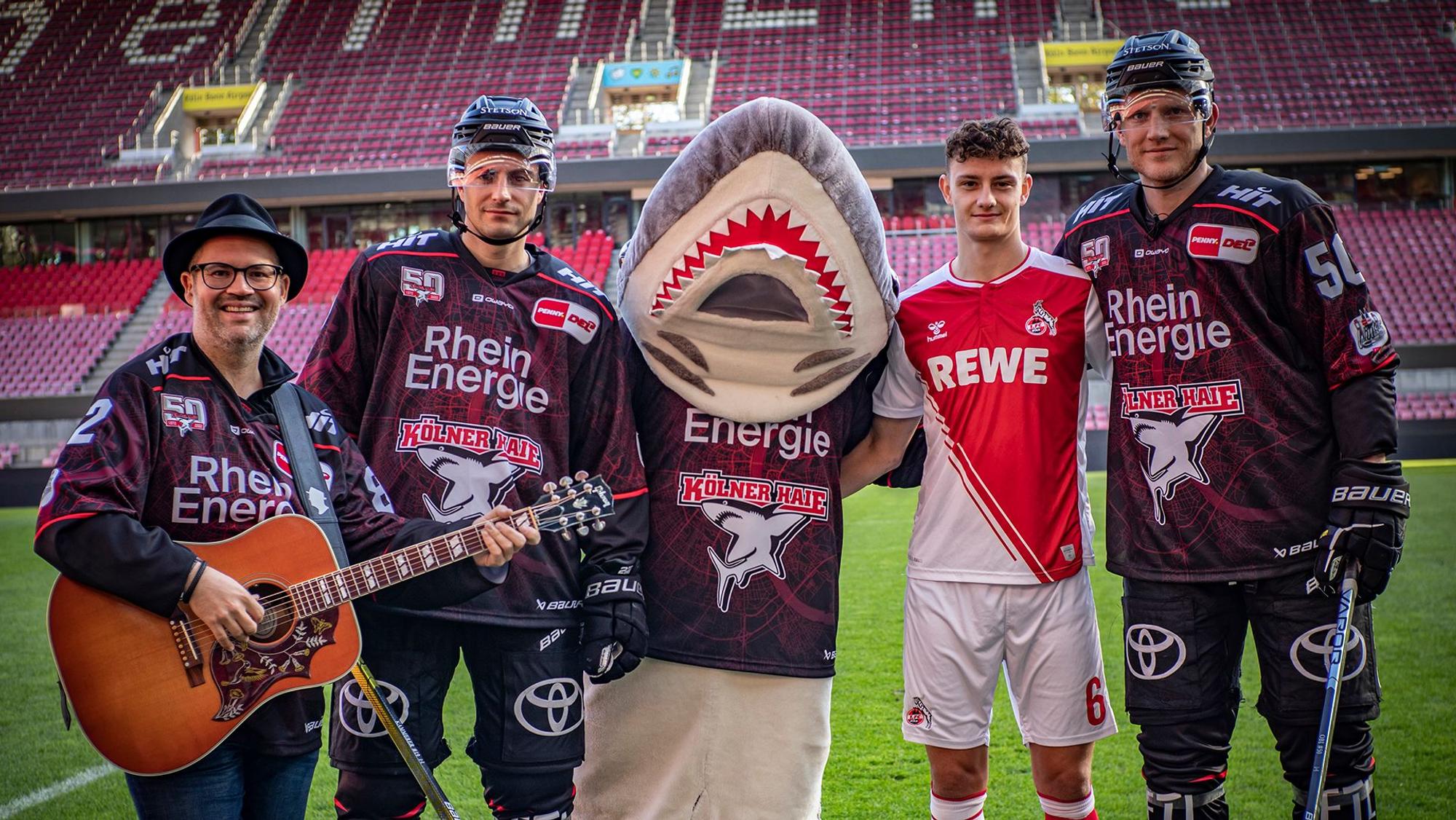 Führung im Kölner Stadion: Björn Heuser, Maxi Kammerer, Sharky, Eric Martel und Alex Oblinger (v.l)