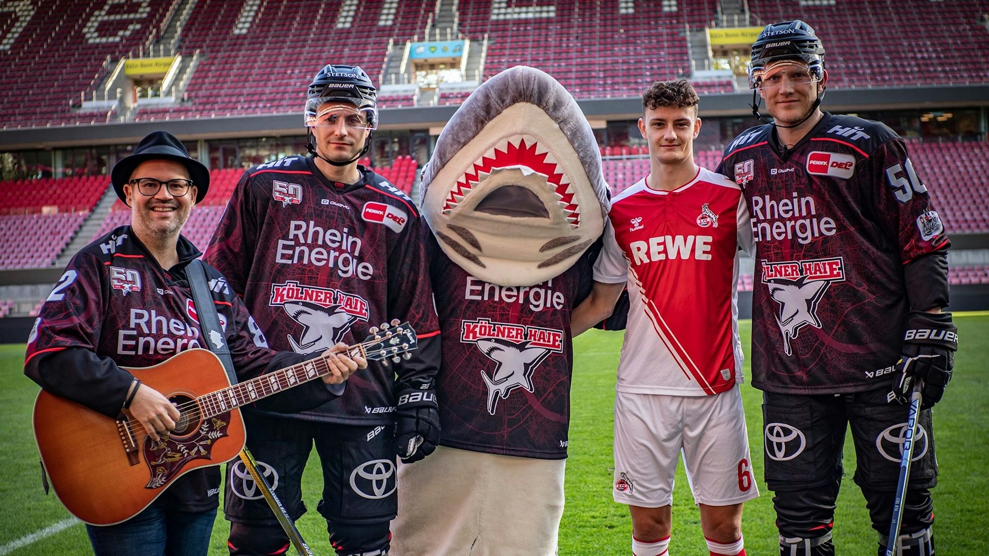 Führung im Kölner Stadion: Björn Heuser, Maxi Kammerer, Sharky, Eric Martel und Alex Oblinger (v.l)