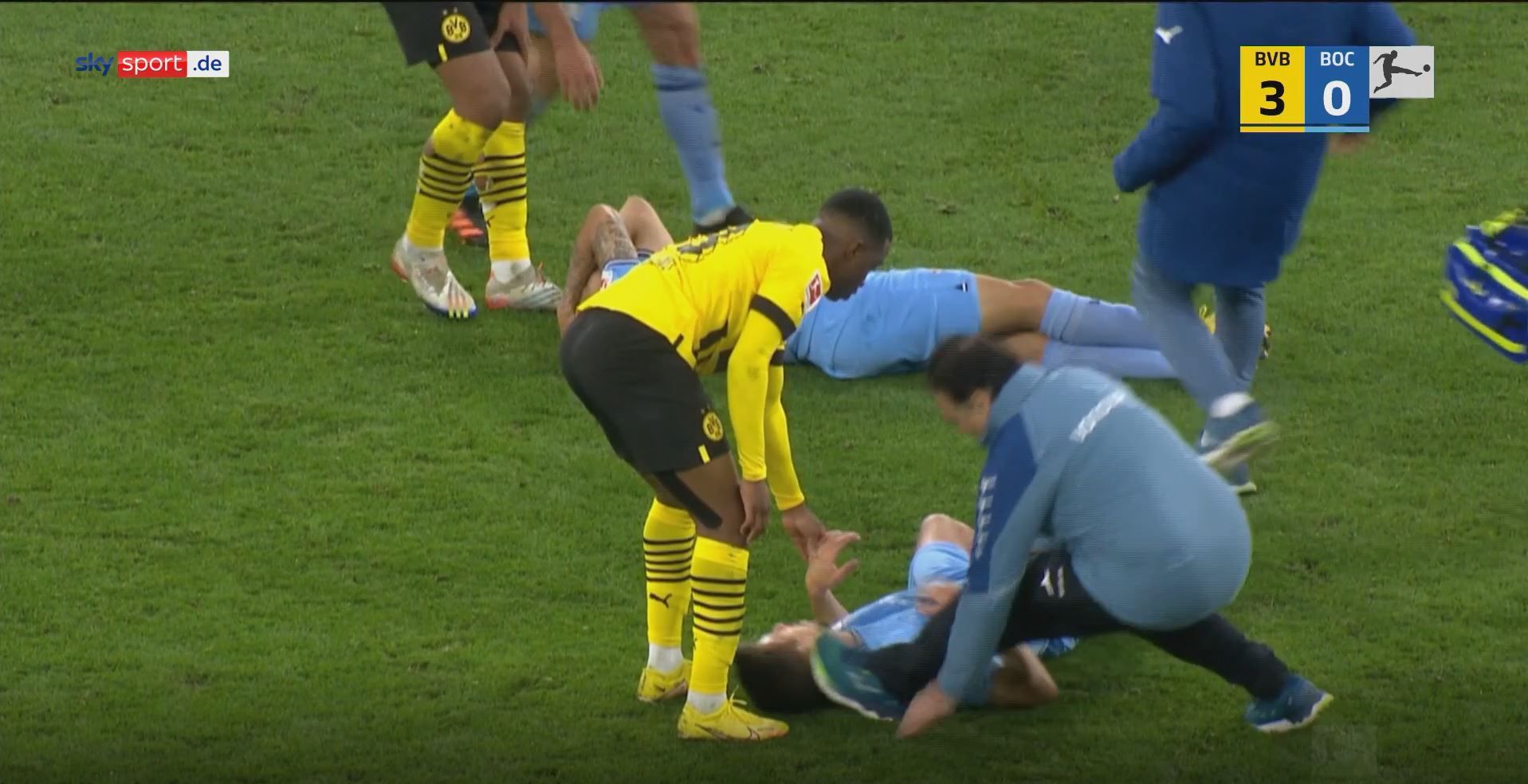 Slapstick: Bochum-Kapitän Anthony Losilla wird vom eigenen Betreuer getreten.