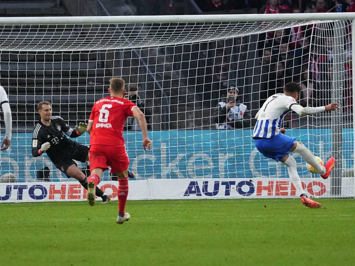 Herthas Davie Selke (r) trifft gegen Bayern Münchens Manuel Neuer per Strafstoß.
