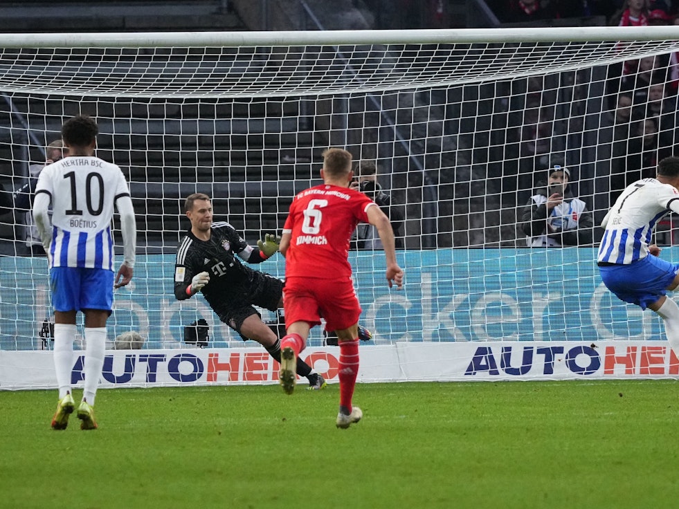 Herthas Davie Selke (r) trifft gegen Bayern Münchens Manuel Neuer per Strafstoß.