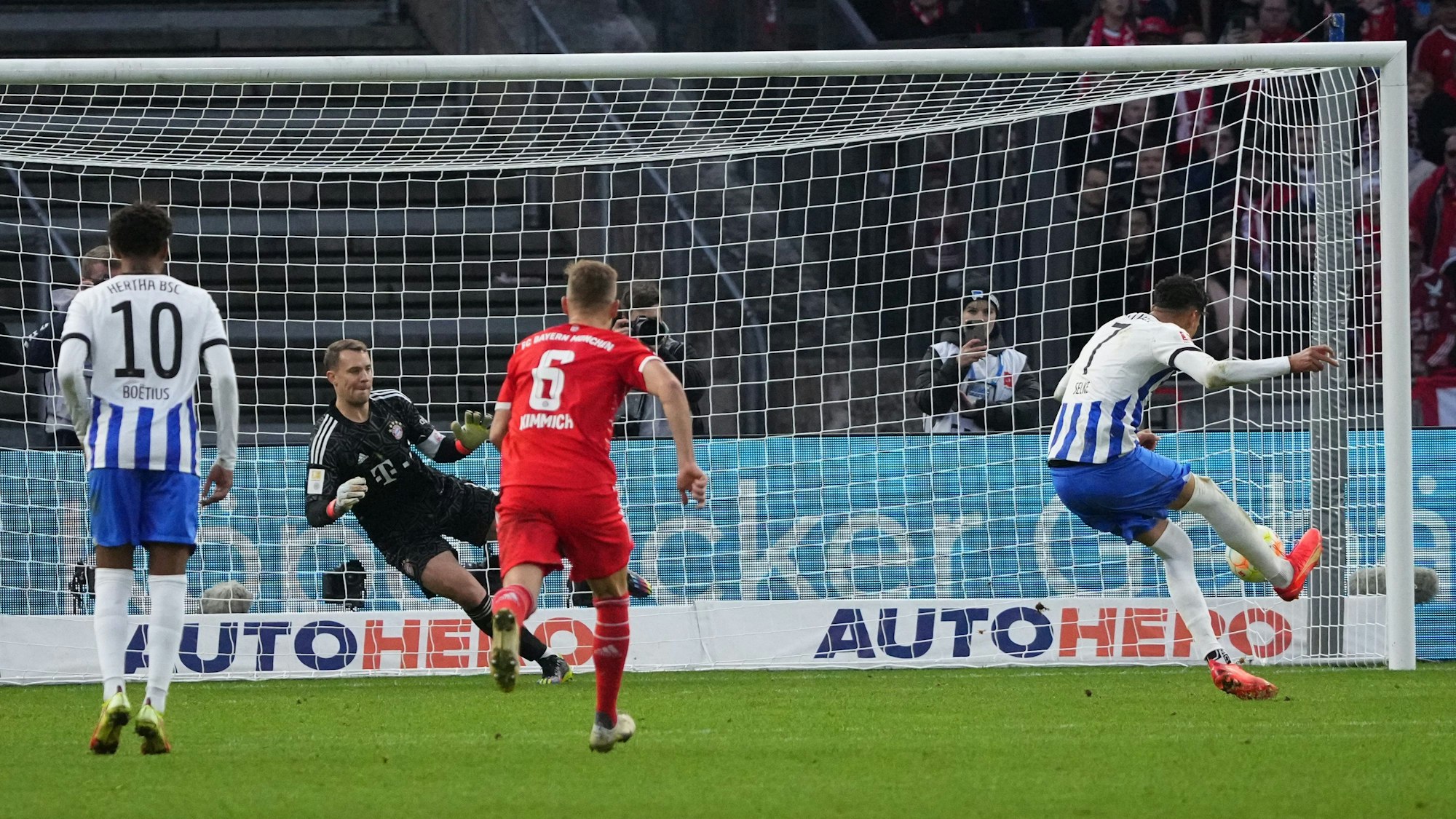 Herthas Davie Selke (r) trifft gegen Bayern Münchens Manuel Neuer per Strafstoß.