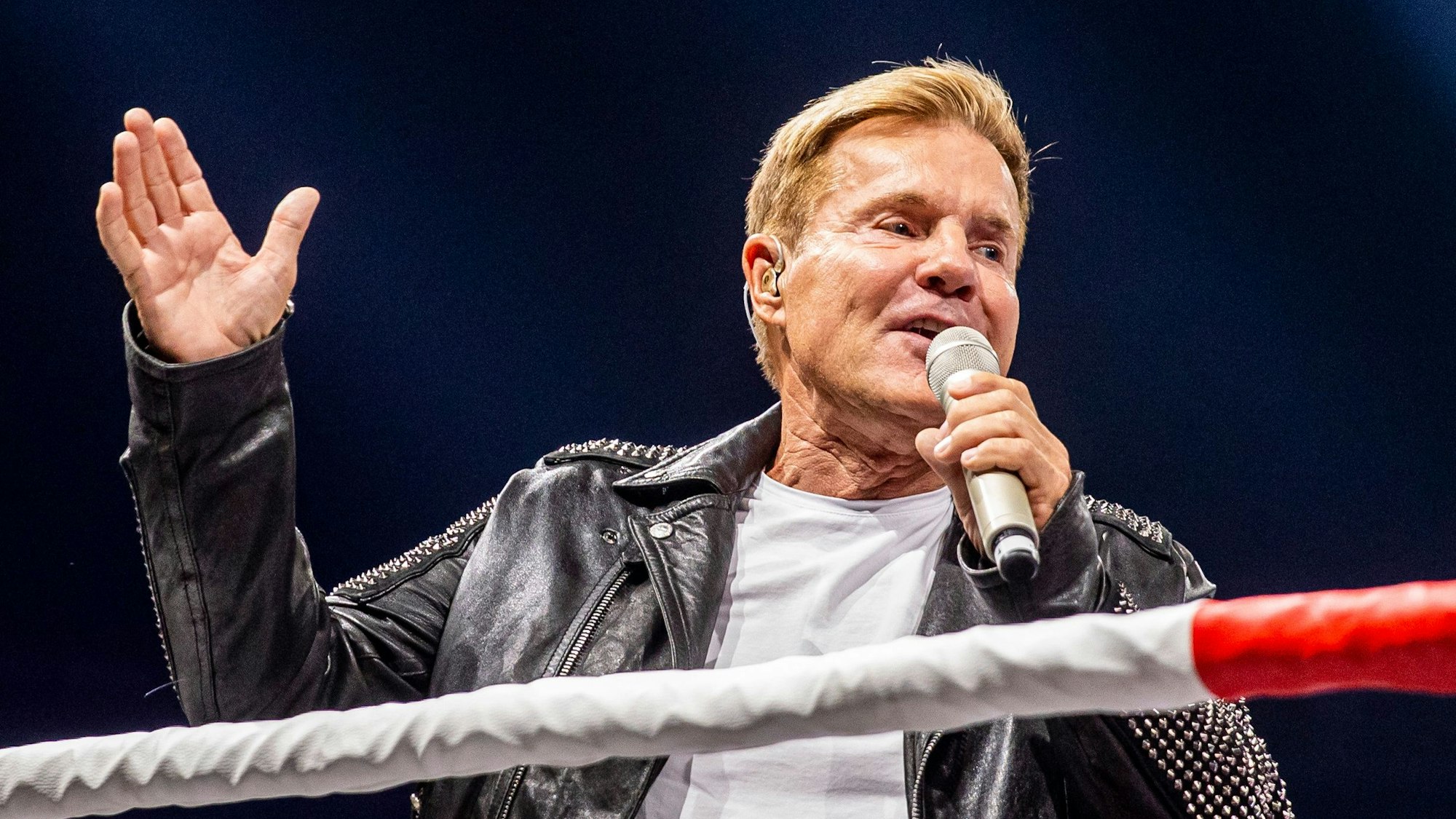 Dieter Bohlen, Musikproduzent und DSDS-Juror singt beim Event "Beat & Box" in einem Boxring.