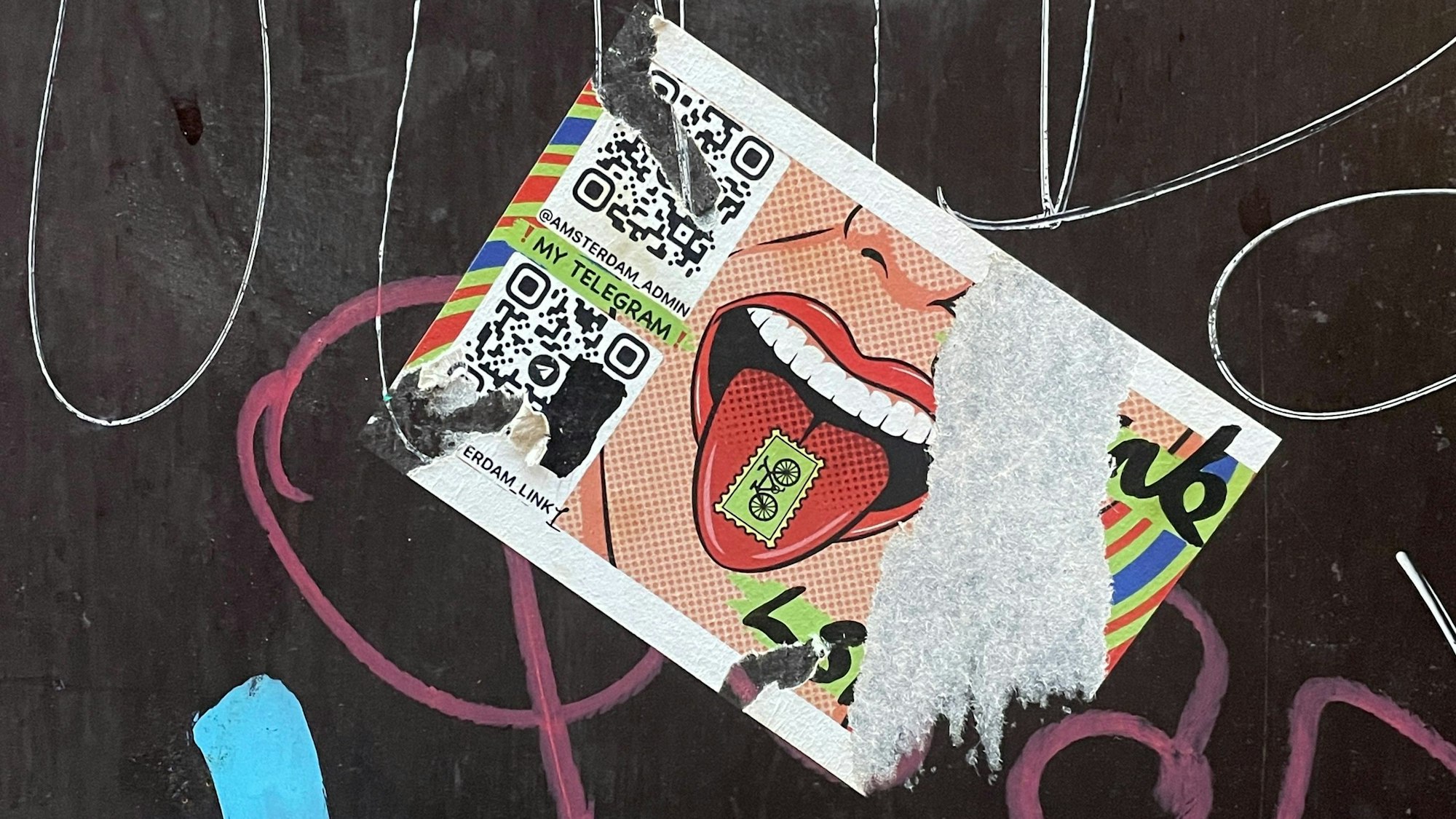 Ein Aufkleber mit einem QR-Code in Amsterdam – wer den QR-Code mit seinem Smartphone öffnet, wird zu einem Drogenhändler weitergeleitet.