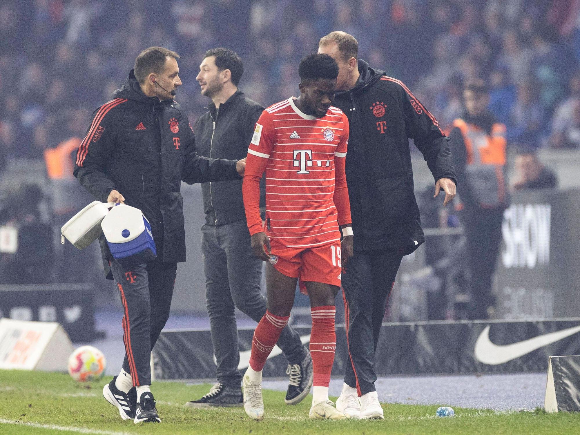 Münchens Alphonso Davies wird verletzt ausgewechselt beim Sieg in Berlin.