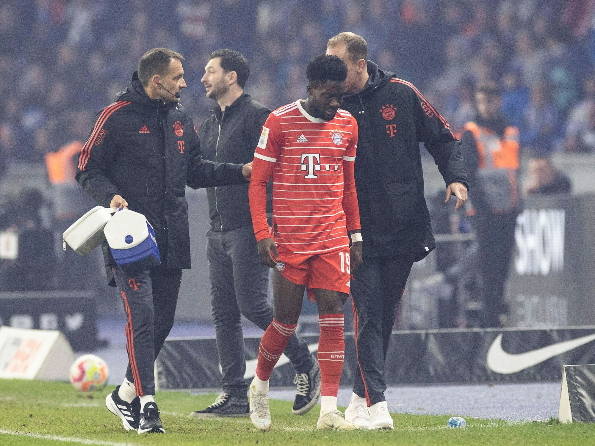 Münchens Alphonso Davies wird verletzt ausgewechselt beim Sieg in Berlin.