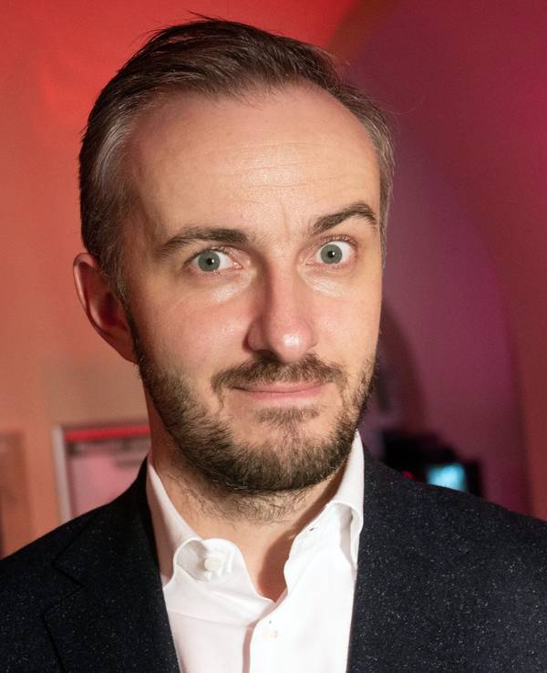 Jan Böhmermann schaut in die Kamera