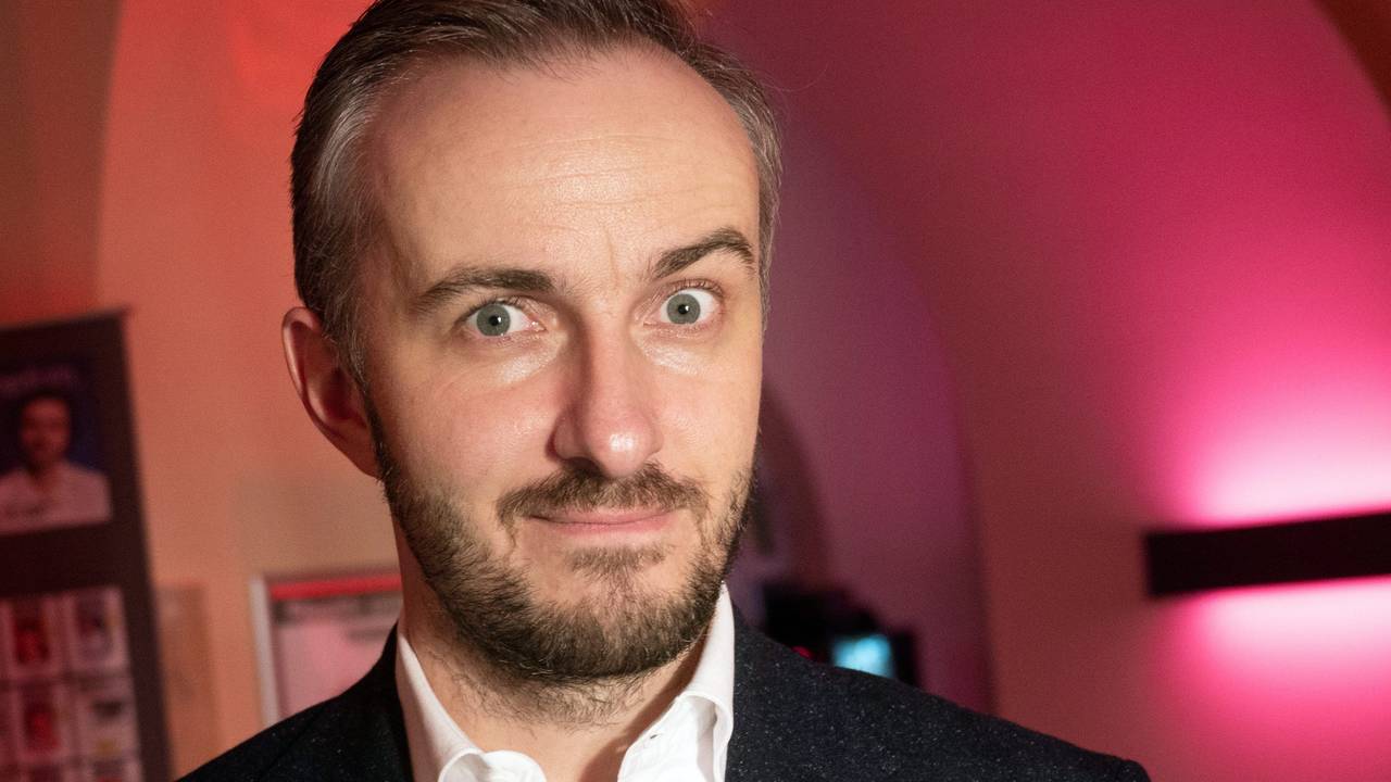 Jan Böhmermann schaut in die Kamera