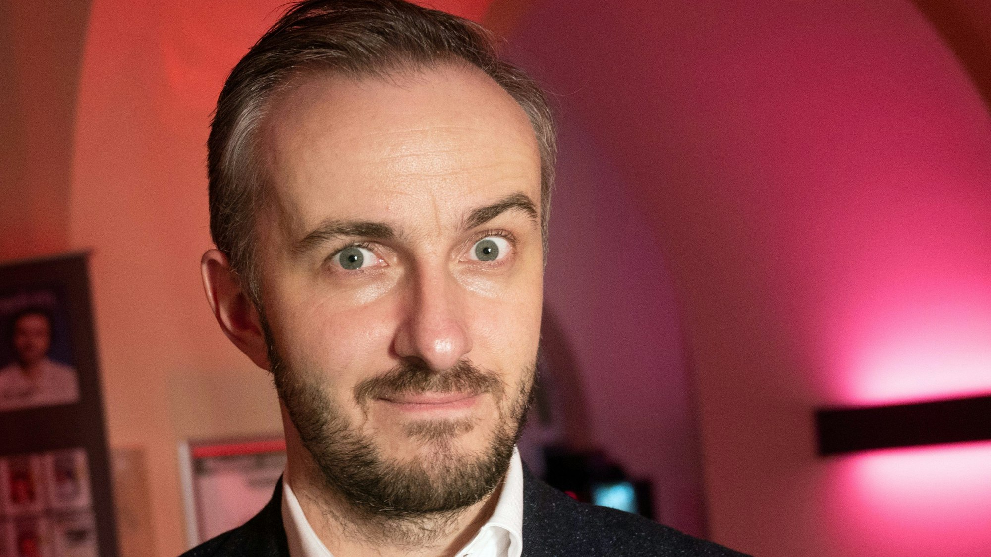 Jan Böhmermann schaut in die Kamera