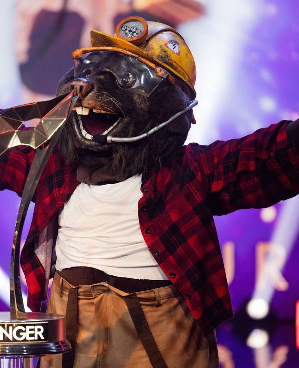 05.11.2022, Nordrhein-Westfalen, Köln: Die Figur "Der Maulwurf" reißt die Arme neben dem Pokal hoch im Finale der ProSieben-Show "The Masked Singer" auf der Bühne. Foto: Rolf Vennenbernd/dpa +++ dpa-Bildfunk +++