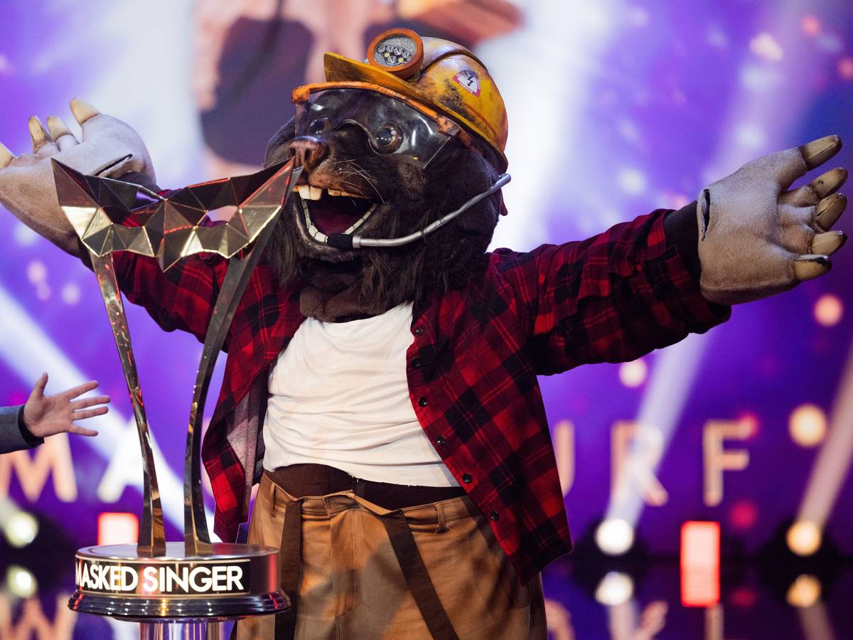 05.11.2022, Nordrhein-Westfalen, Köln: Die Figur "Der Maulwurf" reißt die Arme neben dem Pokal hoch im Finale der ProSieben-Show "The Masked Singer" auf der Bühne. Foto: Rolf Vennenbernd/dpa +++ dpa-Bildfunk +++