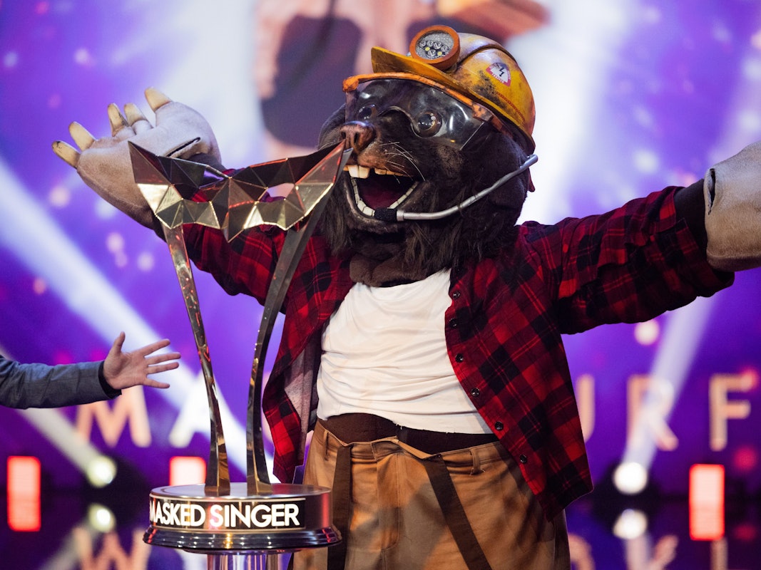 05.11.2022, Nordrhein-Westfalen, Köln: Die Figur "Der Maulwurf" reißt die Arme neben dem Pokal hoch im Finale der ProSieben-Show "The Masked Singer" auf der Bühne. Foto: Rolf Vennenbernd/dpa +++ dpa-Bildfunk +++