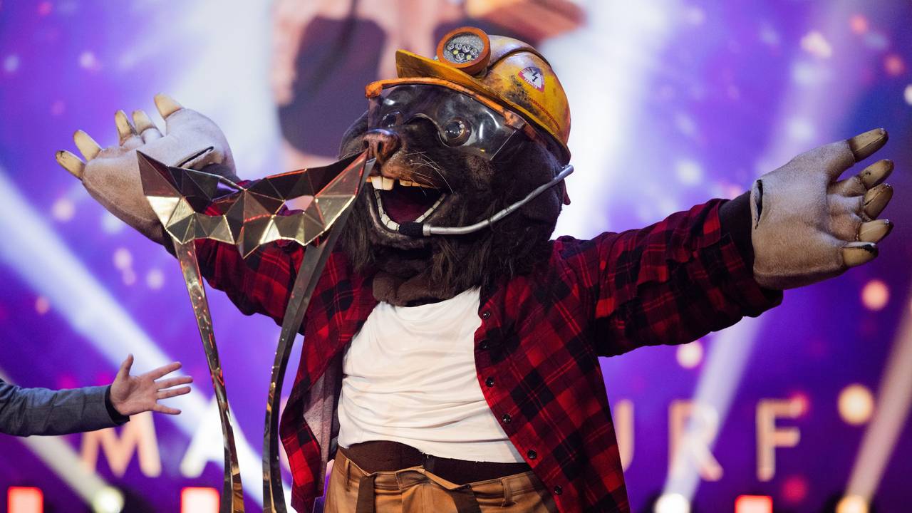 05.11.2022, Nordrhein-Westfalen, Köln: Die Figur "Der Maulwurf" reißt die Arme neben dem Pokal hoch im Finale der ProSieben-Show "The Masked Singer" auf der Bühne. Foto: Rolf Vennenbernd/dpa +++ dpa-Bildfunk +++