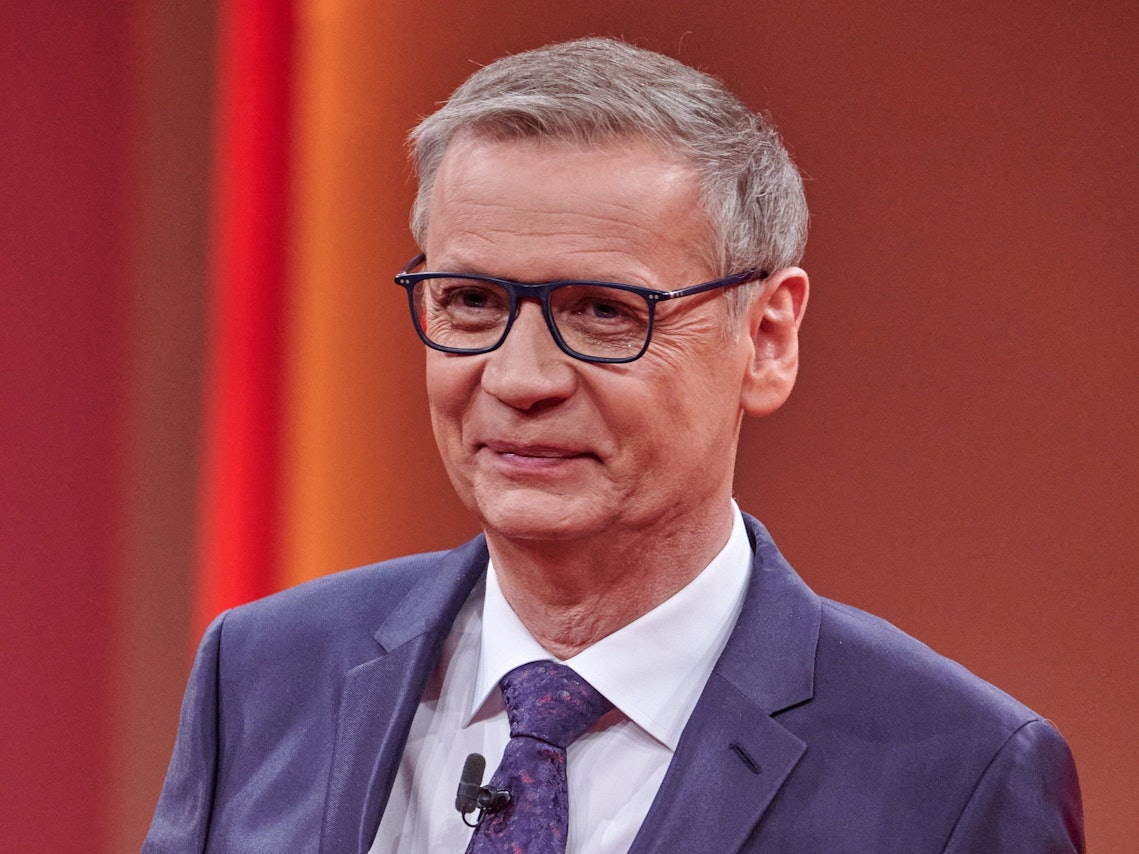 Der Moderator Günther Jauch steht beim RTL Jahresrückblick «Menschen, Bilder, Emotionen 2020» im Studio.
