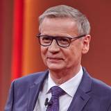 Der Moderator Günther Jauch steht beim RTL Jahresrückblick «Menschen, Bilder, Emotionen 2020» im Studio.