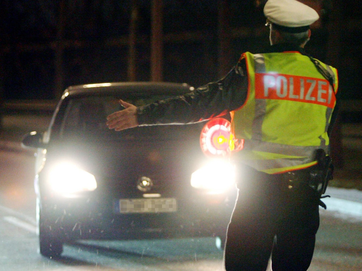Bei einer Polizeikontrolle zogen Beamte einen stark alkoholisierter Mann aus dem Verkehr. Das Symbolfoto zeigt Fahrzeugkontrollen der Polizei im Hamburger Stadtgebiet aus dem Jahr 2006. Es steht nicht im Zusammenhang mit der aktuellen Festnahme.