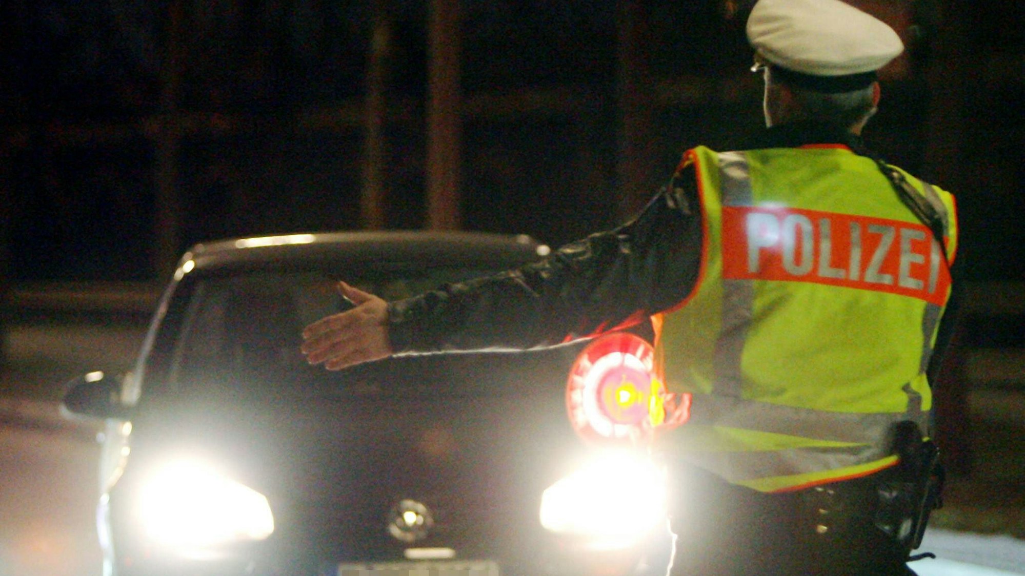 Bei einer Polizeikontrolle zogen Beamte einen stark alkoholisierter Mann aus dem Verkehr. Das Symbolfoto zeigt Fahrzeugkontrollen der Polizei im Hamburger Stadtgebiet aus dem Jahr 2006. Es steht nicht im Zusammenhang mit der aktuellen Festnahme.