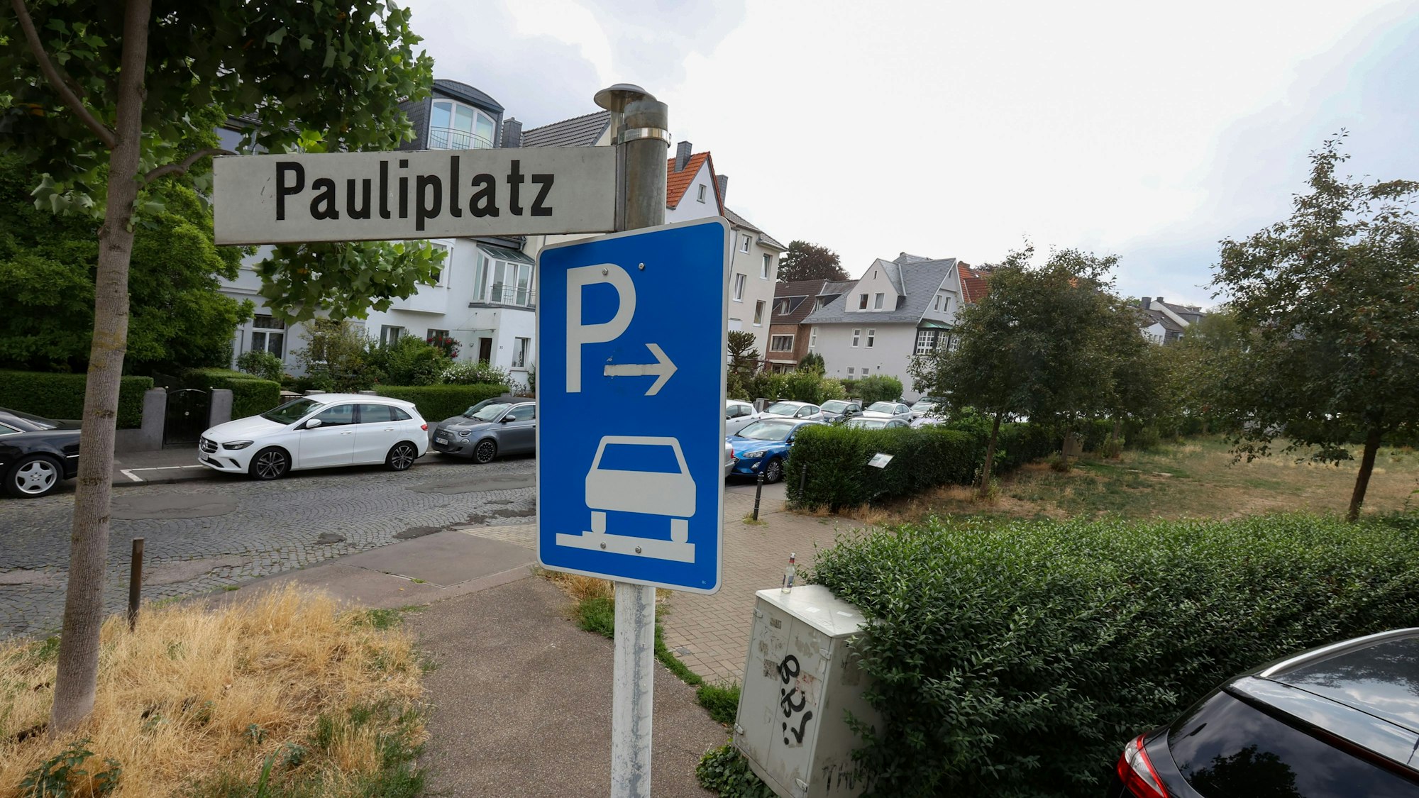 Am Pauliplatz weist ein Schild auf freie Parkmöglichkeiten hin.