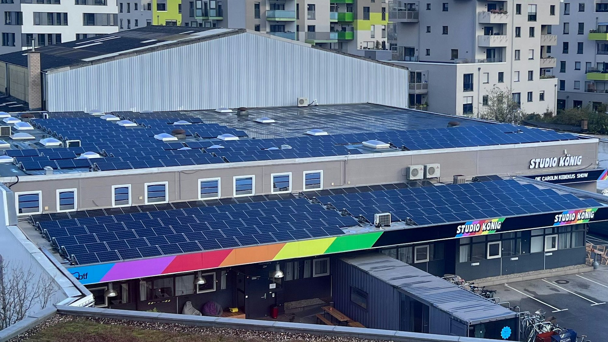 Auf dem Gebäude der bildundtonfabrik in Köln-Ehrenfeld ist jetzt ein Solardach.