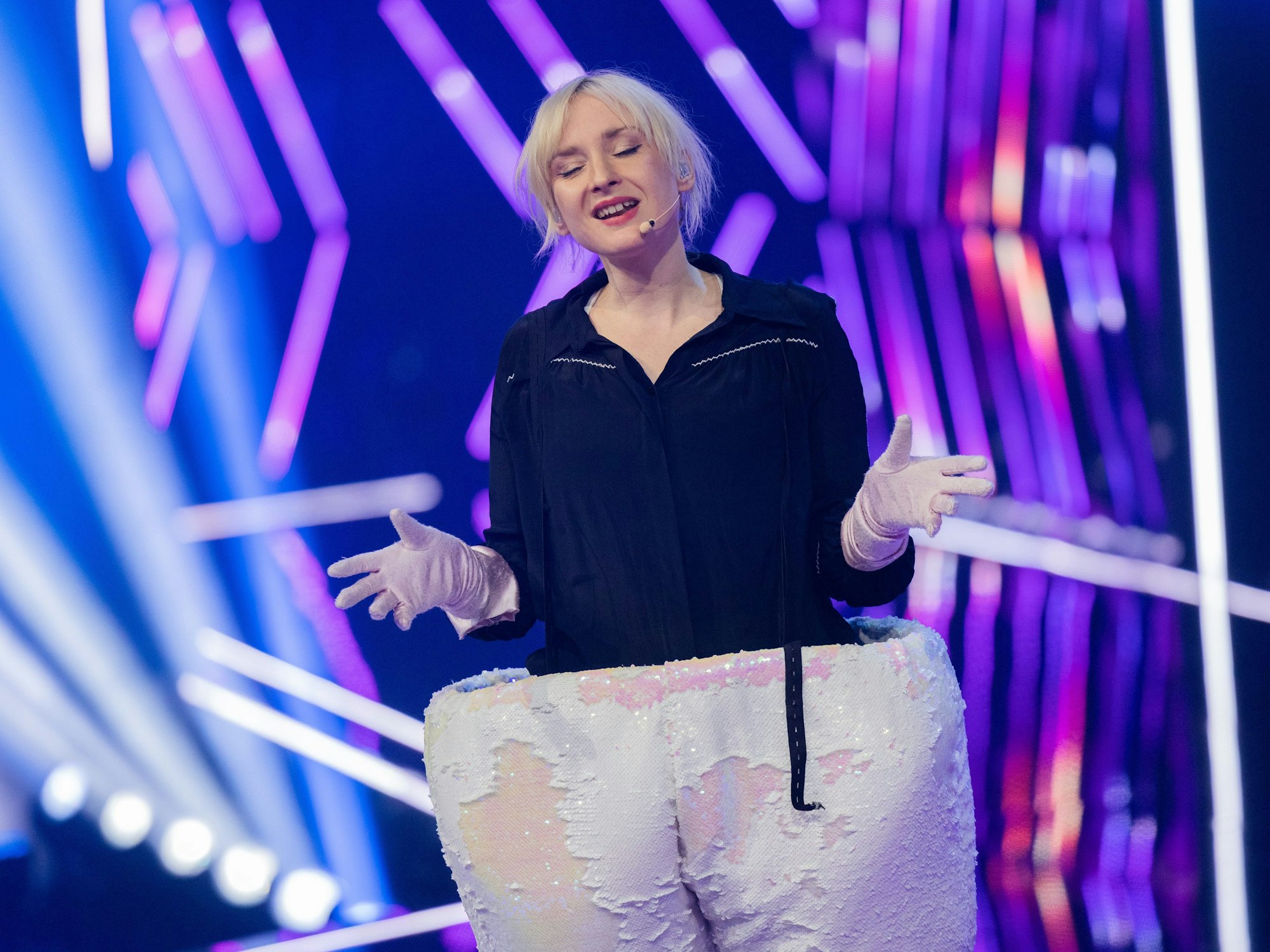 05.11.2022, Nordrhein-Westfalen, Köln: Leslie Clio, Sängerin, steht als Figur "Die Zahnfee" im Finale der Prosieben-Show "The Masked Singer" auf der Bühne.