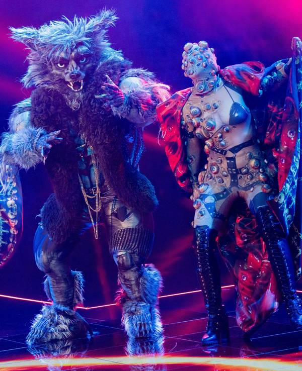 29.10.2022, Nordrhein-Westfalen, Köln: Die Figur "Der Werwolf" steht in der Prosieben-Show "The Masked Singer" auf der Bühne. Foto: Rolf Vennenbernd/dpa +++ dpa-Bildfunk +++