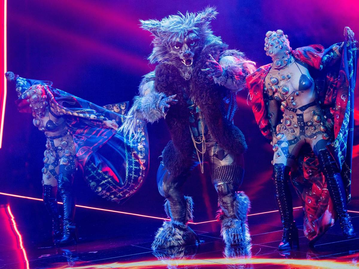 29.10.2022, Nordrhein-Westfalen, Köln: Die Figur "Der Werwolf" steht in der Prosieben-Show "The Masked Singer" auf der Bühne. Foto: Rolf Vennenbernd/dpa +++ dpa-Bildfunk +++