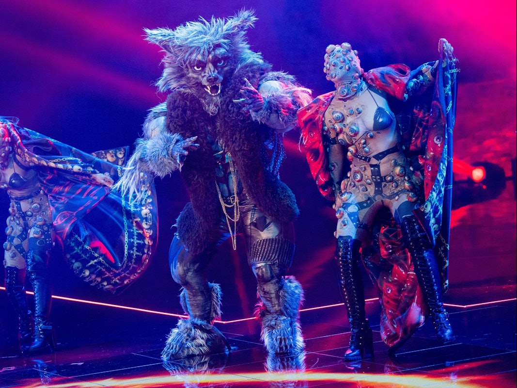29.10.2022, Nordrhein-Westfalen, Köln: Die Figur "Der Werwolf" steht in der Prosieben-Show "The Masked Singer" auf der Bühne. Foto: Rolf Vennenbernd/dpa +++ dpa-Bildfunk +++