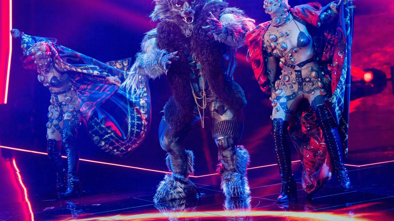 29.10.2022, Nordrhein-Westfalen, Köln: Die Figur "Der Werwolf" steht in der Prosieben-Show "The Masked Singer" auf der Bühne. Foto: Rolf Vennenbernd/dpa +++ dpa-Bildfunk +++