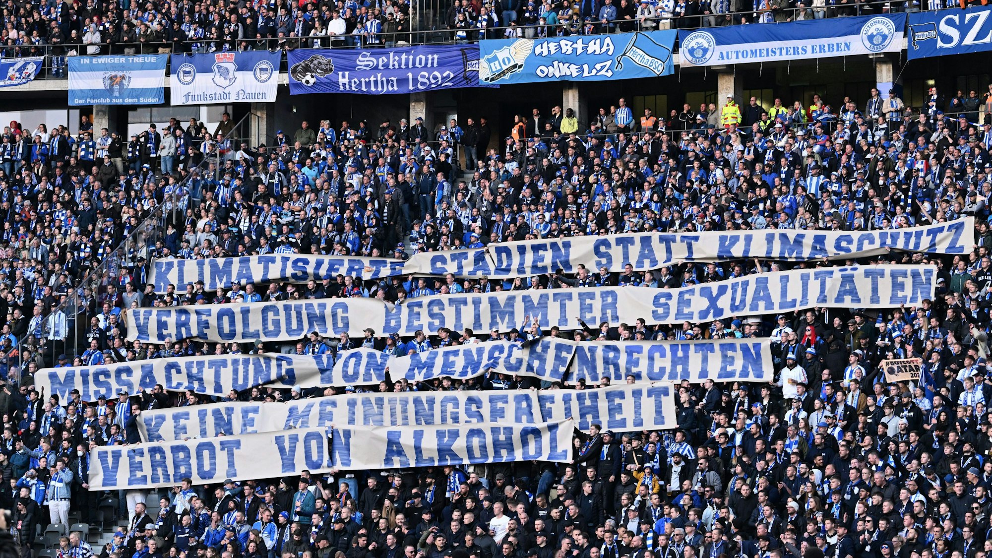 Herthas Fans in der Ostkurve zeigen Spruchbänder und protestieren gegen die Fußball-WM in Katar.