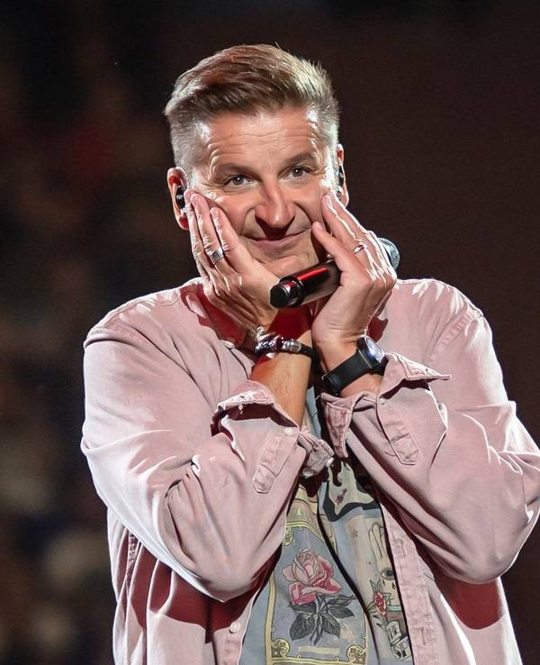 Hartmut Engler, Sänger der Band Pur, beim Konzert «PUR and Friends 2022» in der Veltins Arena.