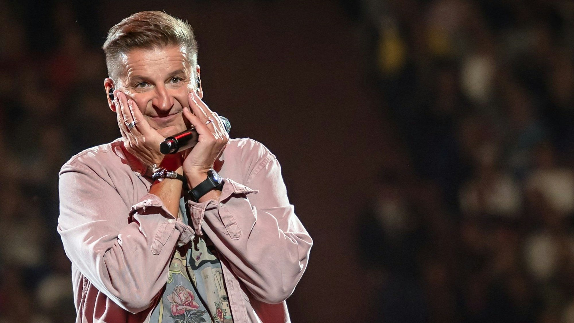 Hartmut Engler, Sänger der Band Pur, beim Konzert «PUR and Friends 2022» in der Veltins Arena.