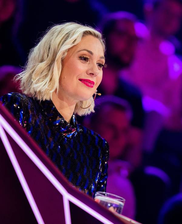 Ruth Moschner aus dem Rateteam sitzt am Ratepult in der Prosieben-Show "The Masked Singer". +++ dpa-Bildfunk +++