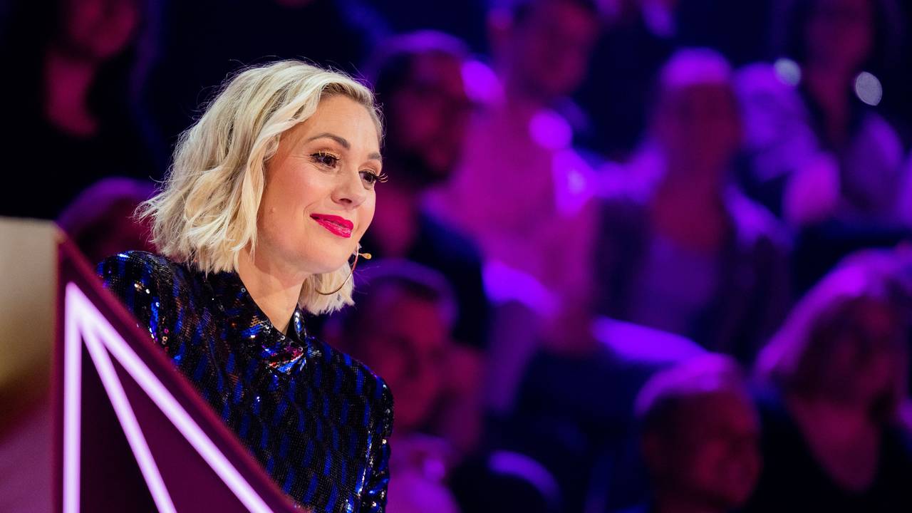 Ruth Moschner aus dem Rateteam sitzt am Ratepult in der Prosieben-Show "The Masked Singer". +++ dpa-Bildfunk +++