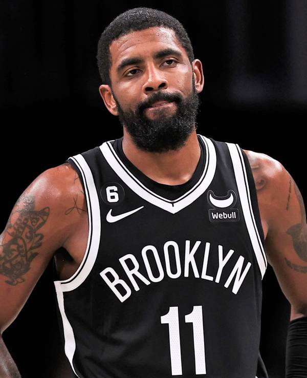 Kyrie Irving steht bei einem Spiel der Brooklyn Nets auf dem Platz