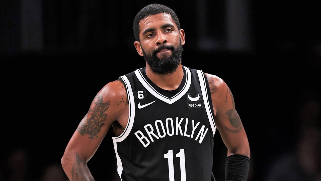 Kyrie Irving steht bei einem Spiel der Brooklyn Nets auf dem Platz