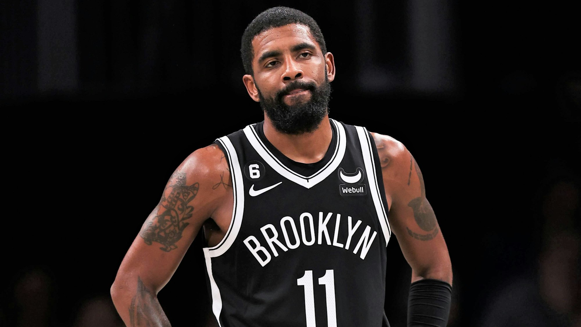 Kyrie Irving steht bei einem Spiel der Brooklyn Nets auf dem Platz