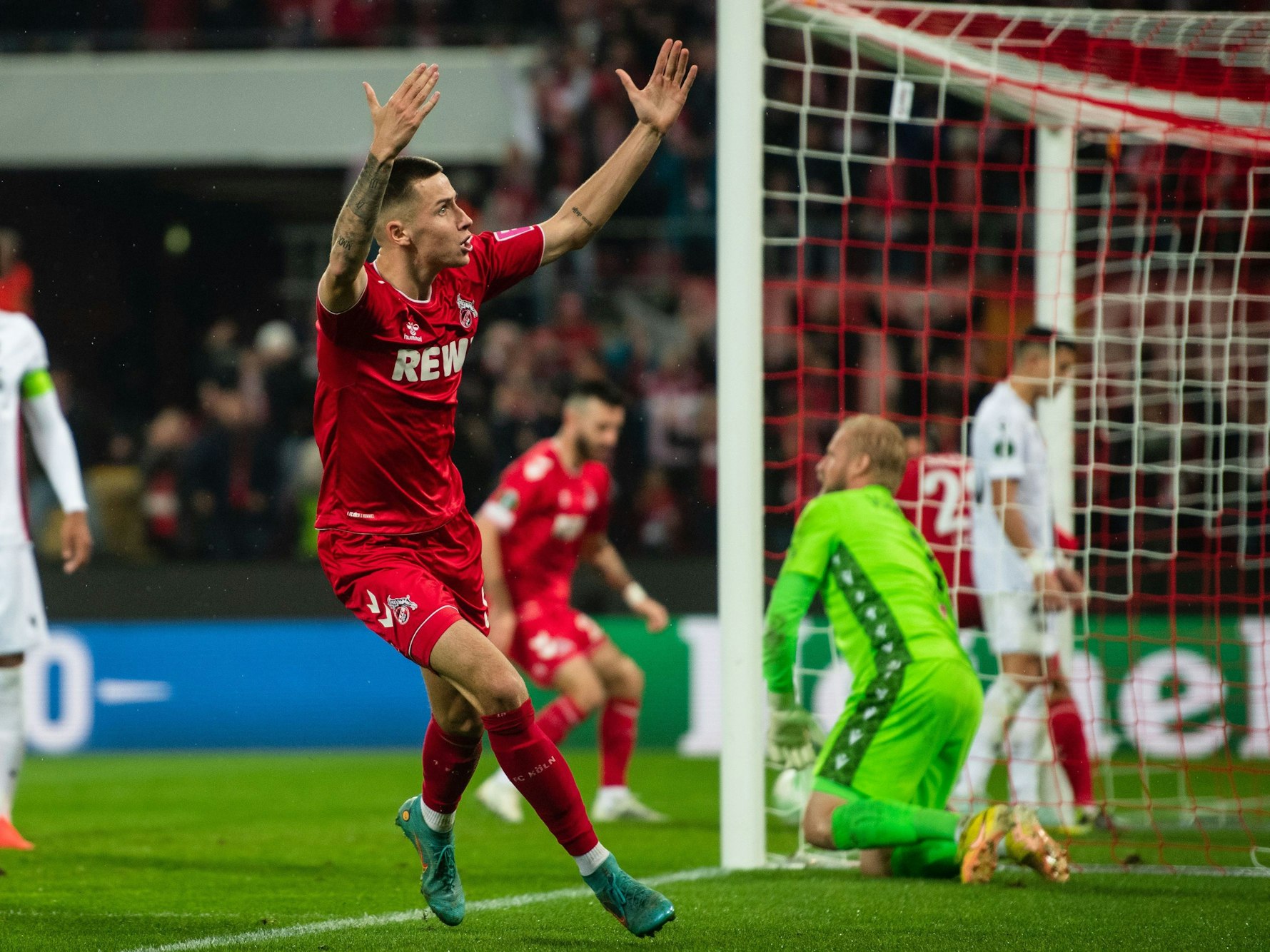 Denis Huseinbasic trifft für den 1. FC Köln gegen den OGC Nizza.